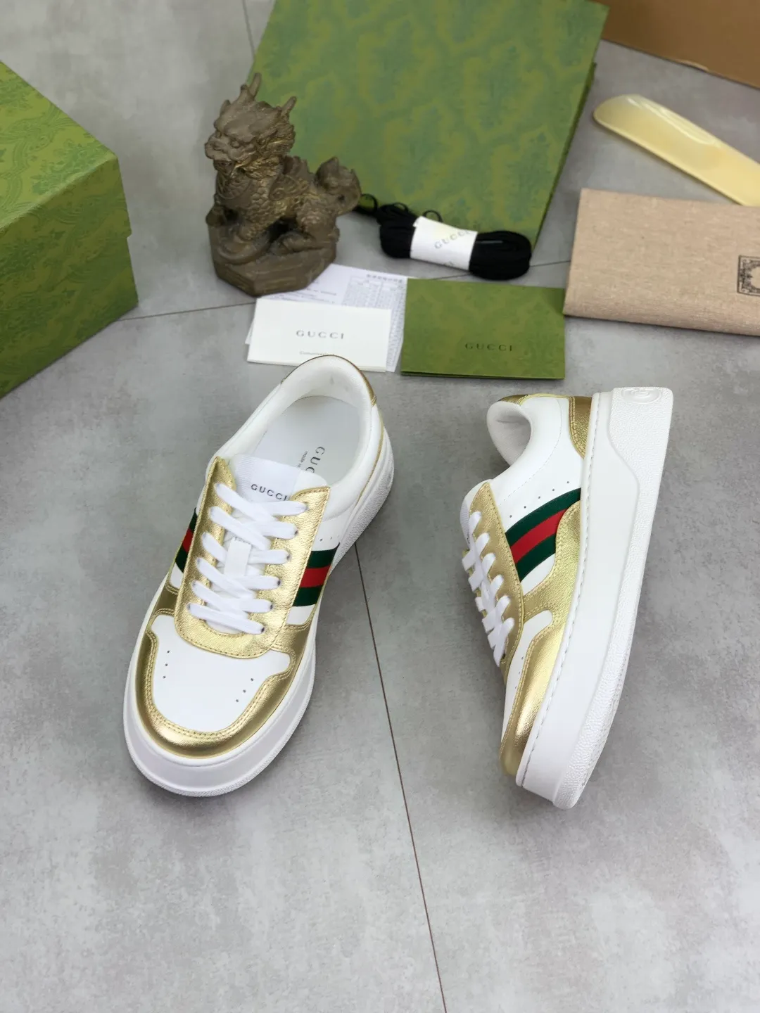 Men's shoes 💰P600 new GUCCI high version 🆕New series, 👫couple biscuit shoes, thick-soled sneakers, these are really comfortable, super light, comfortable and versatile, 👍a must-have item, this item is full of fun retro flavor. G’s new series continues to seek inspiration from daily life in other eras and incorporates the essence of current design to create refreshing designs. This sneaker is made of GG printed canvas and decorated with the classic double G monogram pattern, highlighting the profound connotation of the brand logo. GG printed embossed leather, glossy leather details, 5cm taller, instantly enhances your aura when worn! (With a complete set of packaging bags) Airplane box Size: 35-45